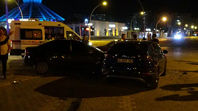Üç aracın karıştığı kazada ortalık savaş alanına döndü: 3 yaralı
