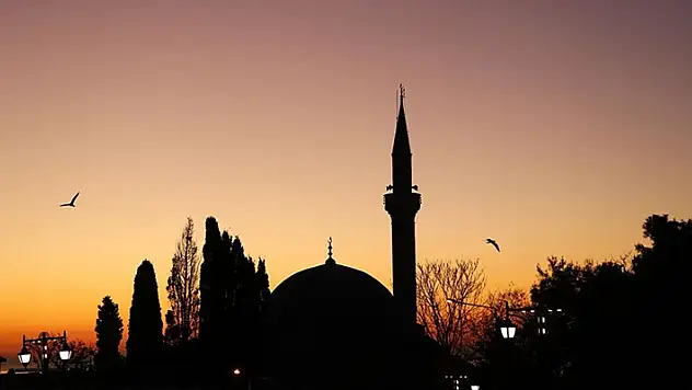 Üç aylar yarın başlıyor
