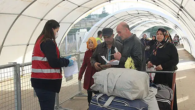 Üç ayları yakınlarıyla geçirmek isteyen Suriyeliler ülkelerine gidiyor
