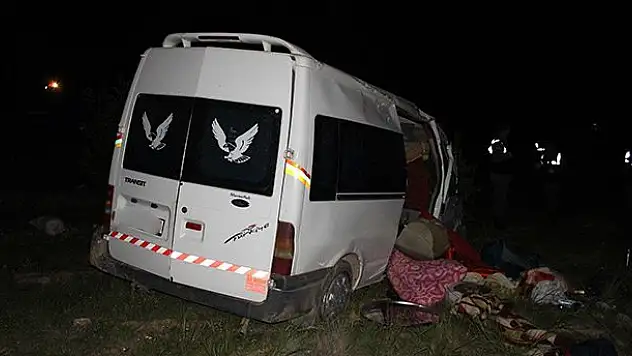 Üç aylık ikizleri trafik kazası ayırdı