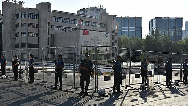 Üç belediye başkanı görevden uzaklaştırıldı
