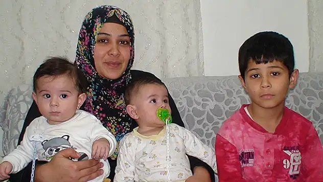 Üç çocuğuyla yeni yasanın çıkmasını bekliyor