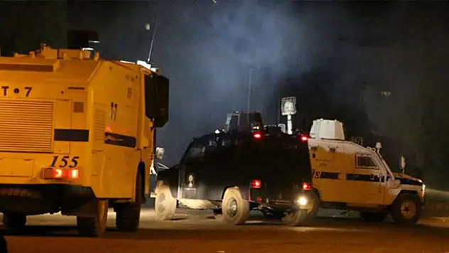Üç noktada polise bombalı saldırı!