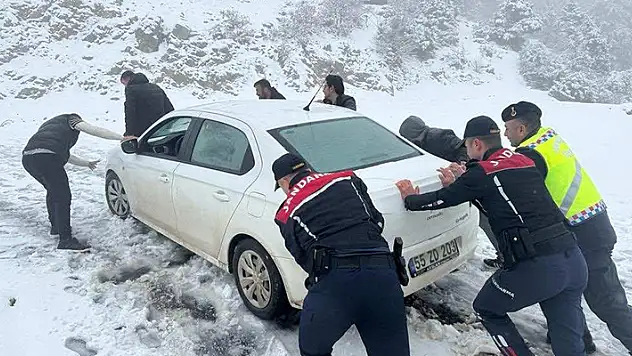 Üç öğretmeni donmaktan jandarma kurtardı
