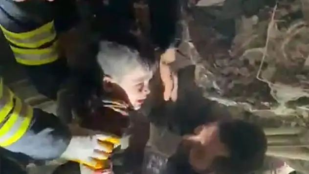Üç yaşındaki Miran, 22 saat sonra enkazdan sağ kurtuldu

