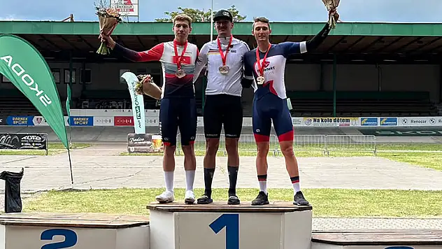 UCI pist yarışalrında Büyükşehirli sporcular Türkiye'yi gururlandırdı