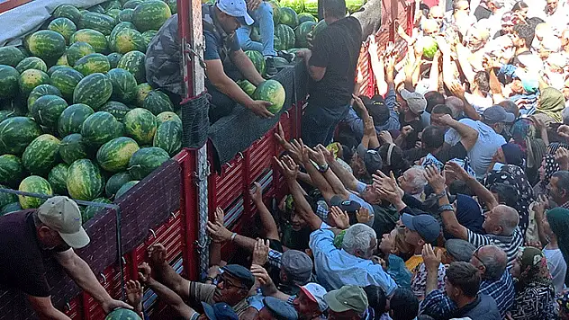 Ücretsiz dağıtılan 26 ton karpuz 45 dakikada bitti