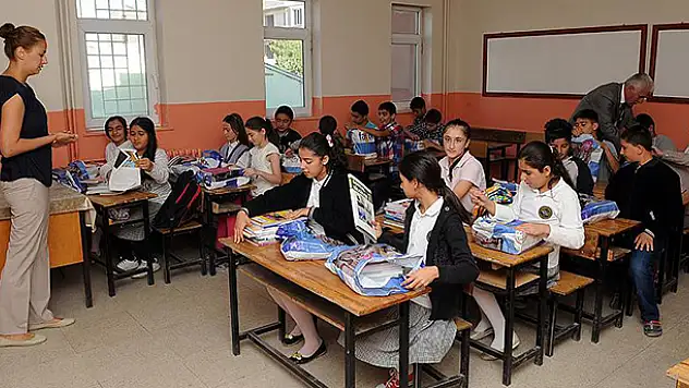 Ücretsiz ders kitabına 13 yılda yaklaşık 4 milyar lira