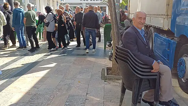Ucuz sandalyeler kapış kapış gitti