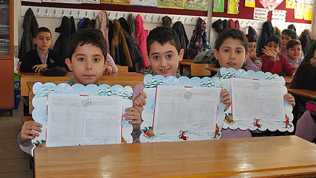 Üçüzlerin karne heyacanı