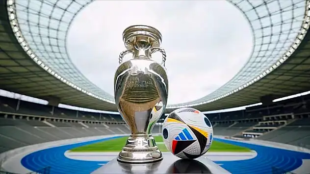 UEFA, EURO 2024'ün resmi maç topunu tanıttı
