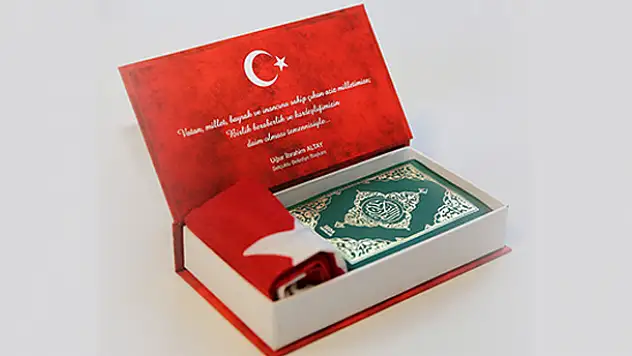 Uğur İbrahim Altay'dan evlenenlere bayrak ve Kur'an-ı Kerim