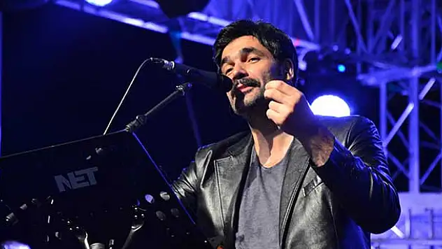 Uğur Işılak, Karaman'da konser verdi