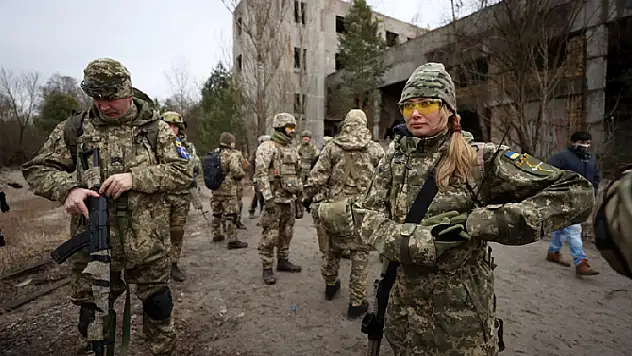 Ukrayna'da siviller yaş sınırlandırılması olmaksızın askere çağrıldı
