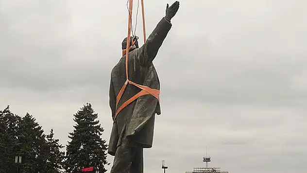 Ukrayna'nın en büyük Lenin heykeli söküldü