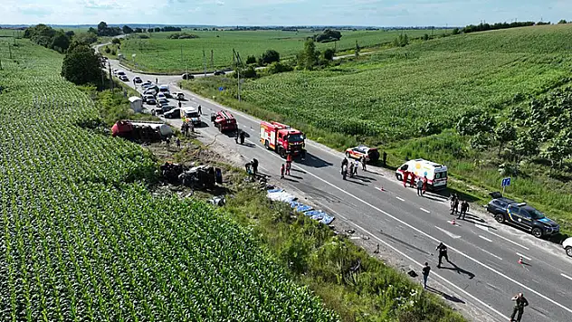 Ukrayna'da kamyon ve minibüs çarpıştı: 14 ölü
