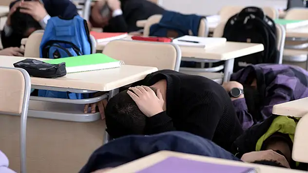 Ülke genelinde ve KKTC'de yapılacak 'Deprem Anı Çök-Kapan-Tutun' tatbikatının detayları açıklandı
