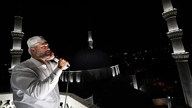 Ülke genelindeki camilerde sela okundu
