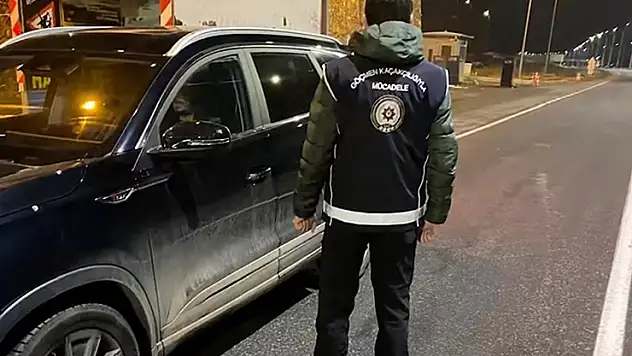 Ülke genelindeki denetimlerde 55 göçmen kaçakçısı ile 972 düzensiz göçmen yakalandı