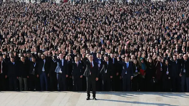 Ülkücüler Alparslan Türkeş'in mezarından Anıtkabir'e yürüdü