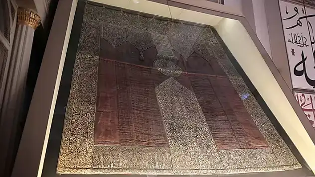 Ulu Cami'deki Kabe örtüsünün altın püskülleri kayıp
