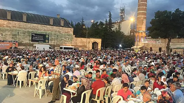 Ulu Cami meydanında binleri buluşturan iftar