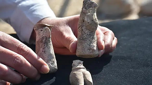 Ulucak Höyüğü'nde 7 bin 700 yıllık insan figürleri bulundu

