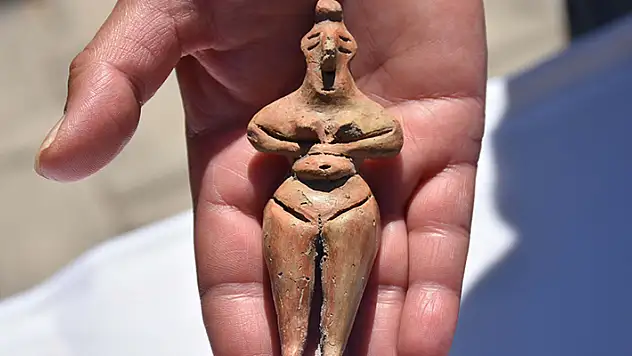 Ulucak Höyüğü'nde 8 bin yıllık kadın heykelciği bulundu
