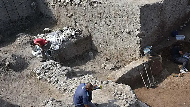 Ulucak Höyüğü'nde sapı kemikten, ucu çakmak taşından 7 bin 800 yıllık 'orak' bulundu