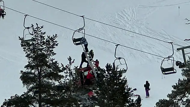 Uludağ ve Kartalkaya'da telesiyej kâbusu! Uludağ'da teller koptu, Kartalkaya'da trafo patladı!
