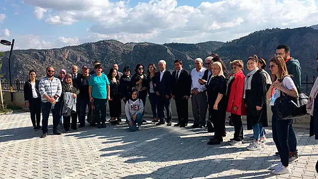 Uluslararası sempozyuma gelen akademisyenler Taşkent'i gezdi