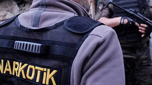 Uluslararası sularda uyuşturucu tacirlerine büyük operasyon