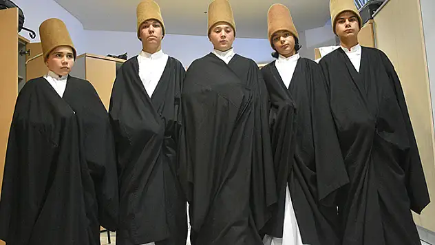 Uluslararası törenlerde yer alan küçük semazenler, semayla Mevlana'yı anıyor
