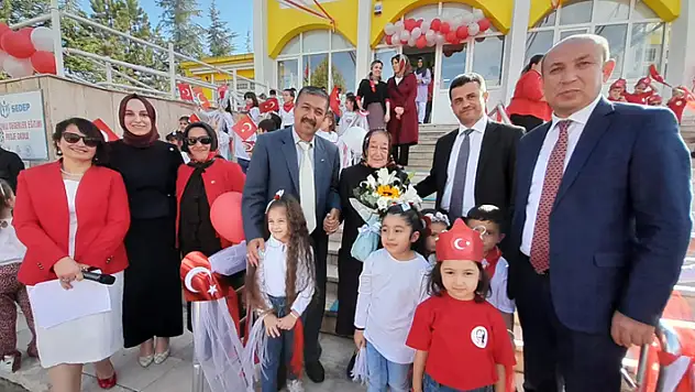 Ümide-Güler Atsüren Anaokulu'nun miniklerinden 100. yıl coşkusu ve bayrek sergisi 
