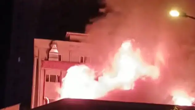 Ümraniye'de, 2 katlı iş yerinin çatısı alev alev yandı
