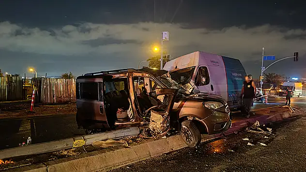 Ümraniye'de hafif ticari araç ile minibüs çarpıştı: 3'ü bebek, 8 yaralı
