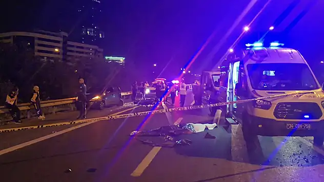 Ümraniye TEM'de, emniyet şeridinde duraklayan otomobile motosiklet çarptı: 1 ölü
