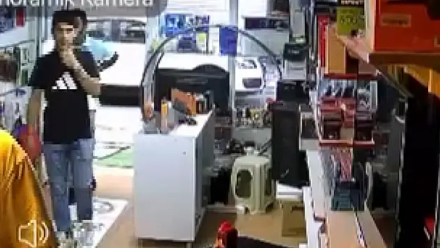 Ümraniye'de 2 kişi oyun konsolu çaldı dükkan sahibi peşlerinden koşarken bu kez cep telefonu çalındı