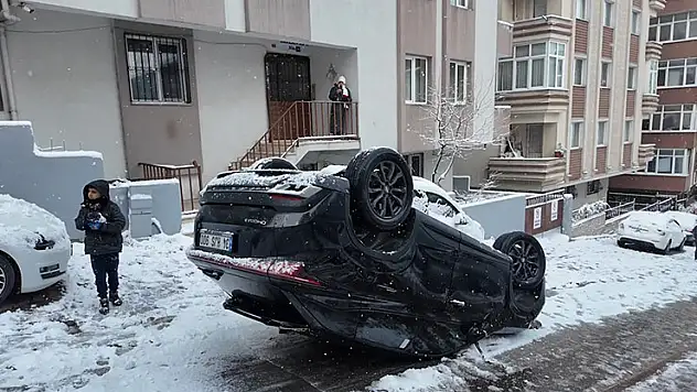 Ümraniye'de kontrolden çıkan otomobil takla attı: 3 yaralı