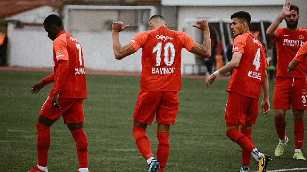 Ümraniyespor liderliğe yerleşti