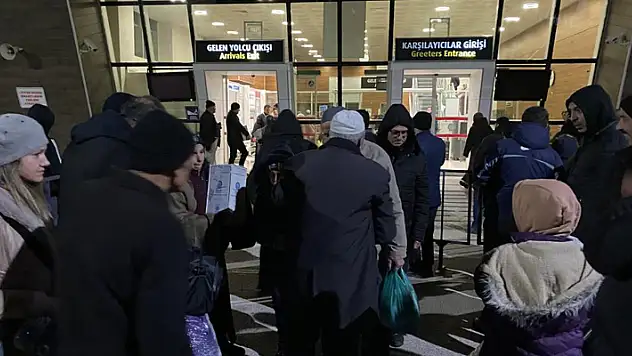 Umre kafilesini taşıyan uçakta şüpheli paket alarmı: Uçak geri döndü
