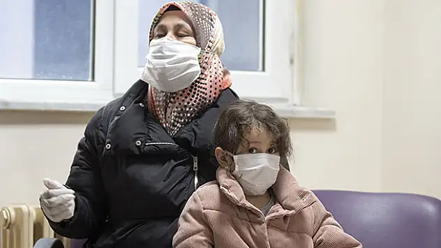 Umreden dönen 5 yaşındaki Sevde ve hemşire annesi koronavirüsü birlikte alt etti