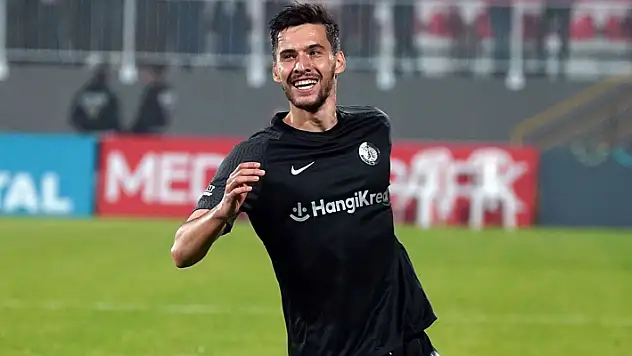 Umut Nayir imzayı atıyor

