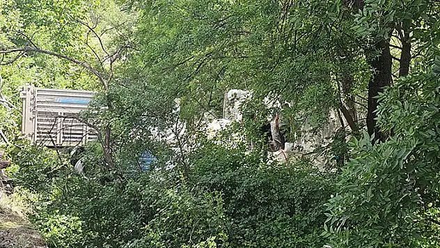 Un yüklü kamyon Çoruh Nehri'ne uçtu: 1 ölü, 2 yaralı
