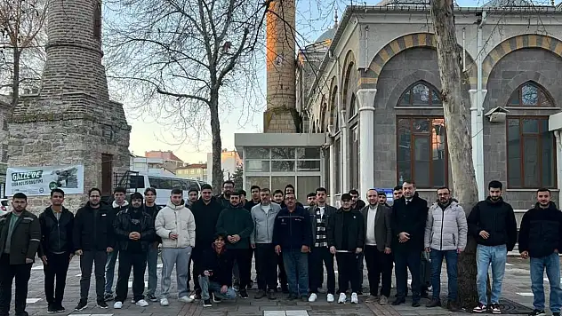 Üniversite öğrencileri sabah namazında buluştu