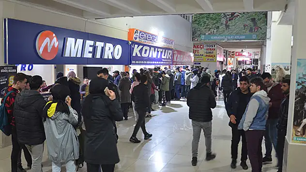 Üniversite öğrencileri terminallerde yoğunluk oluşturdu