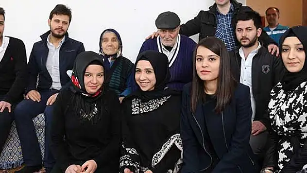 Üniversite öğrencileri yaşlıları evlerinde ziyaret etti