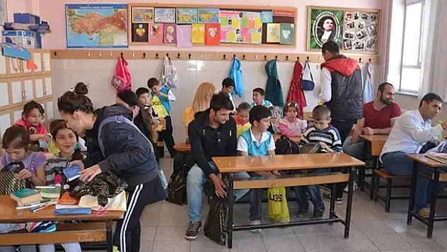 Üniversite öğrencilerinden okullara yardım paketi
