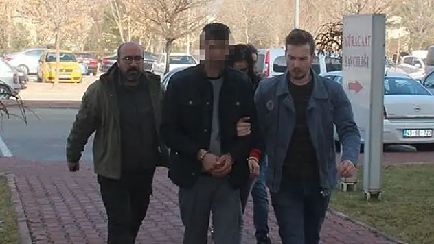 Üniversite öğrencisi kız tabancayı iç çamaşırında saklamış