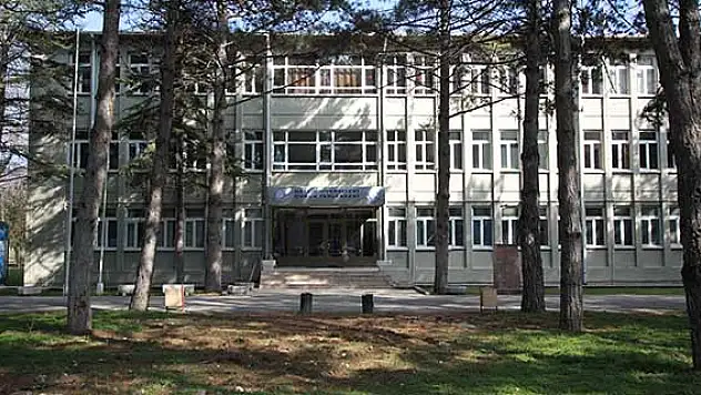 Üniversite yerleşkesinden bankları çalarken yakalandı